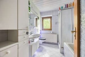 Badezimmer mit Tageslichtfenstern im Erdgeschoss bedarf einer liebevollen Renovierung