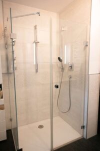 Moderne, großzügige Dusche mit hochwertiger Glasabtrennung | 90 cm x 120 cm