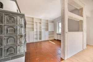 Esszimmer mit gemütlichem Kachelofen