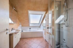 Badezimmer mit Wanne und Dusche aus den 2000er