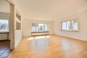 Heller, freundlicher Wohnbereich mit angrenzendem Esszimmer