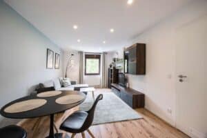 Essbereich mit Blick in das Wohnzimmer