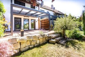 Pflegeleichter Garten mit Zugang zur Terrasse