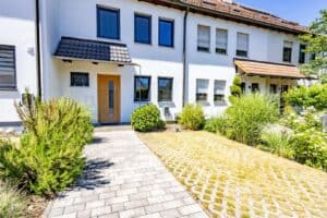 Gepflegter Hauseingangsbereich mit zusätzlichem Stellplatz