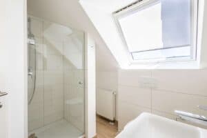 Duschbadezimmer  im Dachgeschoss des Hauses