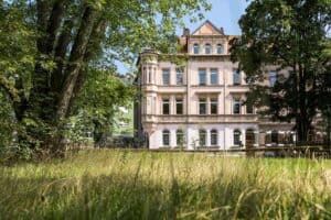 Außenansicht des historischen Gebäudes - aufgenommen aus dem angrenzenden Cramer-Klett-Park