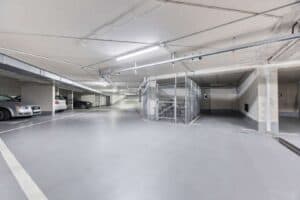 Stellplatz und Motorradbox direkt nebeneinander – praktisch und sicher