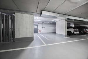 Großzügiger Tiefgaragenstellplatz mit Wallbox und Zugang zum Wohnhaus