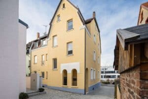 Gepflegte Gebäuderückseite mit überbautem Hauszugang