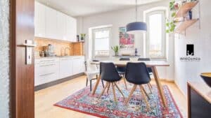 Helle Küche mit Essbereich und Zugang zum Balkon