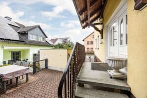 Überdachter und einladender Eingangsbereich