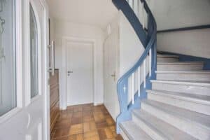 Gepflegtes, helles Treppenhaus