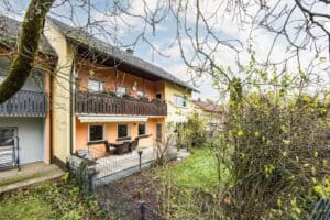 Blick auf Balkon, Terrasse und Garten des Anwesens
