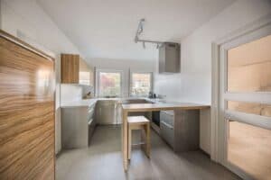 Modern integrierte Einbauküche mit Früstücksthresen