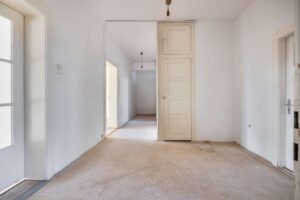 Großzügige Diele mit Einbauschrank