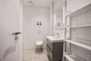 Modern gestaltetes Badezimmer