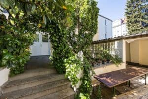 Überdachter Freisitz vor dem Haus