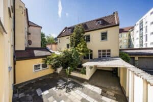 Ruhig gelegener Innenhof mit Carport