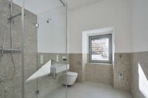 Gäste‑WC mit Dusche und Waschmaschinenanschluss