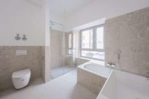 Modernes Masterbad in Naturtönen mit Badewanne und großer Rainshower-Dusche
