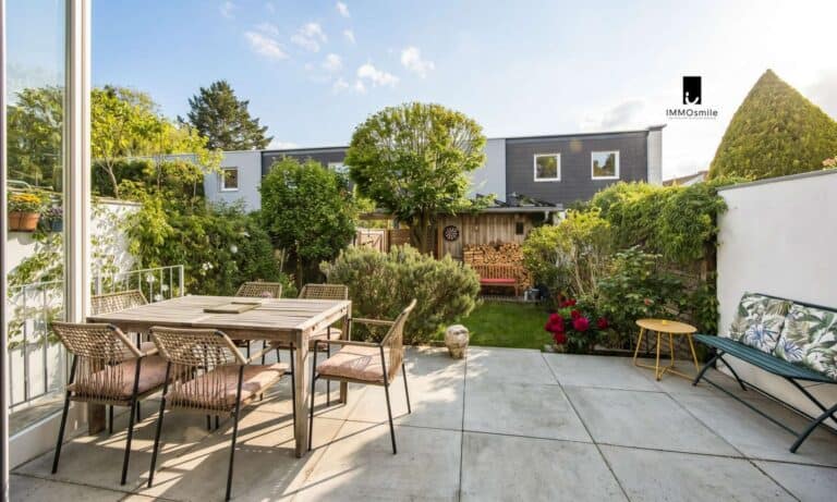 Sonnige Südterrasse mit liebevoll angelegtem Garten