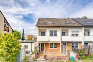 Rückwärtige Gebäudeansicht mit Terrasse in Südausrichtung