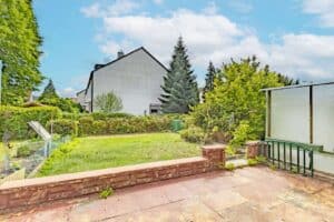 Südterrasse mit ca. 19m² Fläche und Zugangsmöglichkeit in die angrenzende Garage