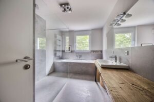 Wohlfühlbadezimmer mit großformatigen Fliesen, Walk-In-Dusche und separater Badewanne