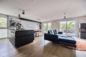 Großzügige Fensterfront mit Zugang zur weitläufigen Terrasse