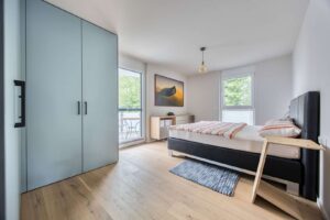 Helles Schlafzimmer mit direktem Zugang zum Balkon und hochwertigem Einbauschrank