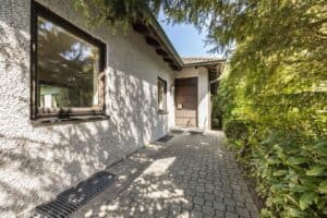Zugang zum Haus mit einladendem Eingangsbereich