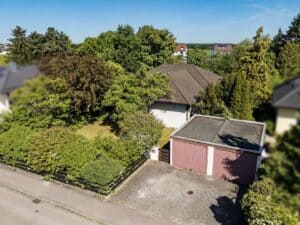 Doppelgarage mit zwei zusätzlichen Stellflächen vor dem Haus