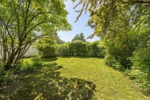 Grüner Vorgarten mit viel Platz zum Spielen