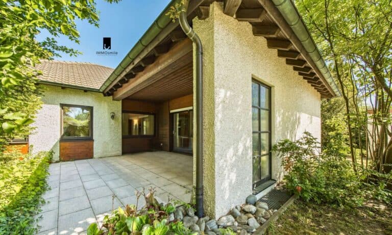 Gepflegte Außenansicht des Bungalows mit überdachtem Terrassenbereich