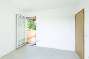 Schlafzimmer mit Zugang auf die Loggia