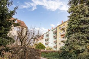 Rückansicht des Mehrfamilienhauses