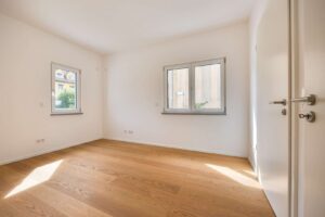 Schlafzimmer mit Zugang zum Bad en Suite