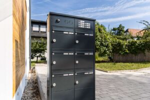 Renz Briefkastenanlage mit Paketboxstation für jede Wohneinheit