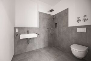 Barrierefreies Bad mit Rainshower-Dusche