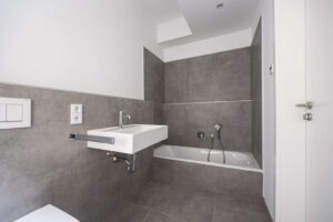 Modernes Badezimmer mit hochwertigen Armaturen und Badewanne