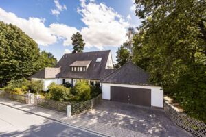 Hausansicht mit Garten und Nebengebäude