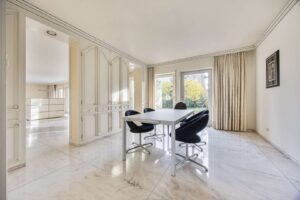 Räumlich abgeteiltes Esszimmer mit direktem Zugang zur Küche