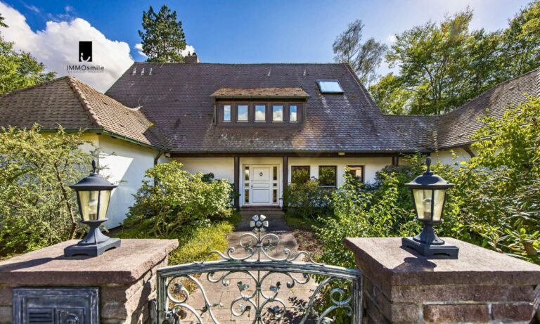 Der über einen Gartenweg erschlossene Haupteingang vermittelt bereits beim Eintreten die ruhige Großzügigkeit und diskrete Repräsentation des Hauses