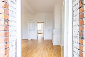 Blick vom Balkon in den großzügigen Küchenbereich