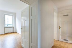 Charakteristische Altbautüren mit massiven Blockzargen