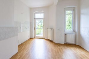 Helle Wohnküche mit direktem Zugang zum Balkon