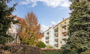 Rückansicht des Mehrfamilienhauses