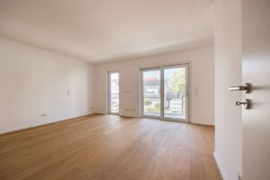 Heller Wohn-/Essbereich mit Zugang zum Balkon