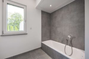 Badezimmer en Suite des Schlafbereiches