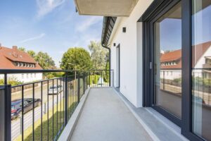 Sonniger Balkon mit moderner Außenbeleuchtung